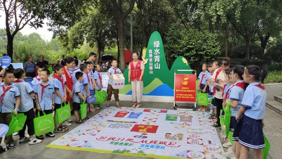 岳塘嶺社區(qū)開展首個全國生態(tài)日宣傳活動