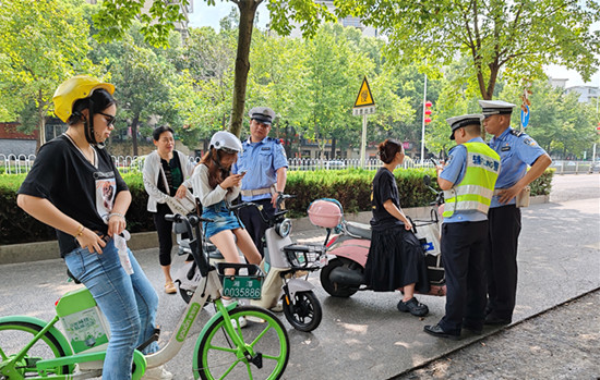 建設(shè)路街道聯(lián)合交警部門開展道路交通安全專項整治