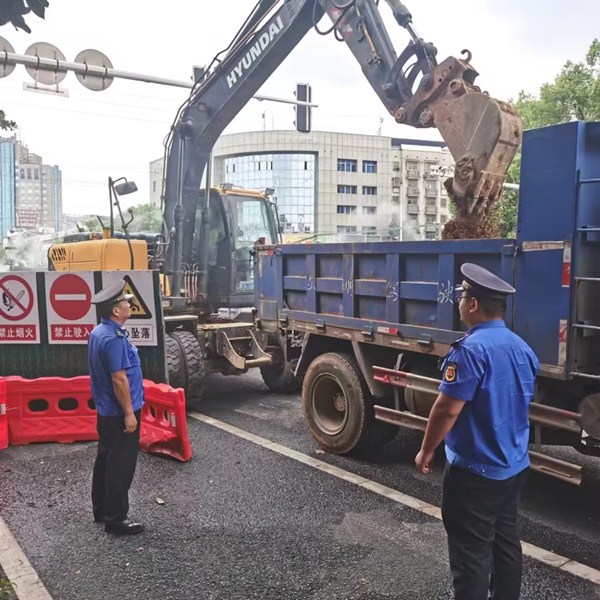 岳塘区城管执法局对市区重点项目实施渣土精细化管控