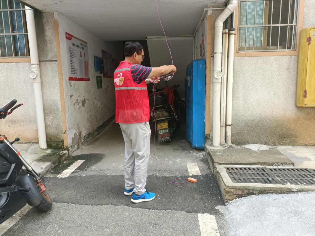 栗塘社區(qū)全面排查電動車“飛線充電”現(xiàn)象