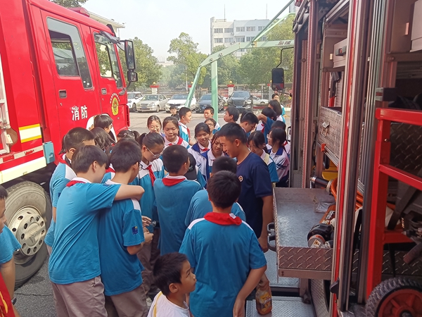 湘钢一中2203班师生参观书院路消防站