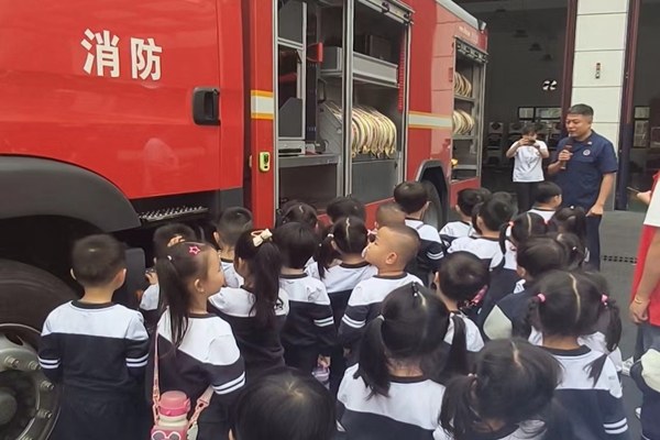 岳塘区双拥路消防救援站迎来辖区幼儿园参观学习