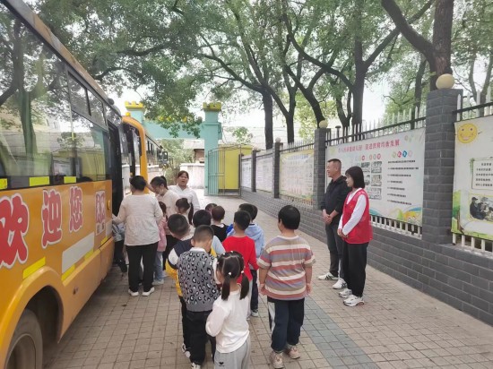 東坪街道橫街社區(qū)開展校車安全應(yīng)急演練