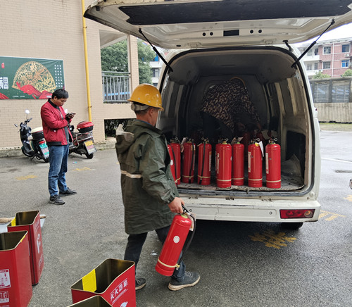 學(xué)衛(wèi)社區(qū)及時(shí)更換維護(hù)小區(qū)滅火器152個(gè)