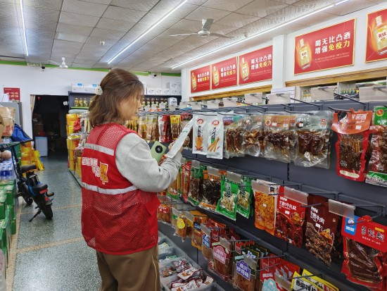 岳塘嶺社區(qū)新時(shí)代文明實(shí)踐站開展食品安全和消防安全檢查