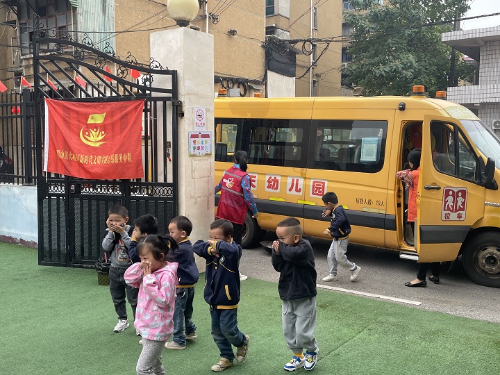 大塘社區(qū)新時(shí)代文明實(shí)踐站聯(lián)合南天幼兒園開展校車應(yīng)急逃生演練活動