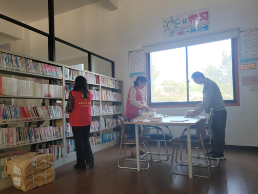 五爱村：志愿者整理“农家书屋” 提升书屋“颜值”