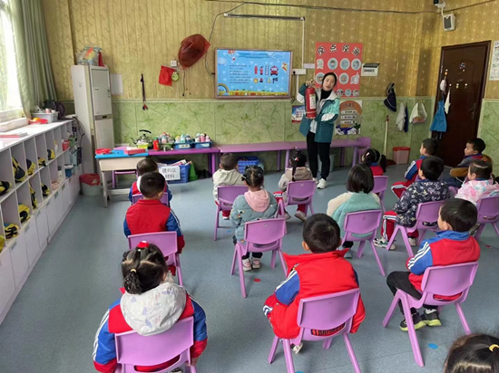 大橋社區(qū)聯(lián)合幼兒園開展消防安全主題活動