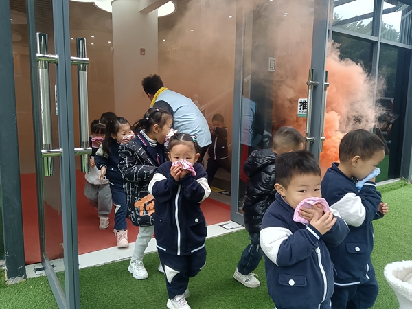岳塘消防大队深入湖湘公办幼儿园开展消防安全知识培训