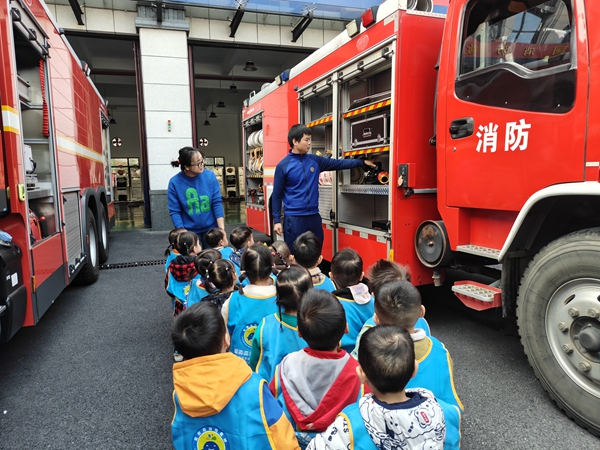 岳塘双拥路消防站迎来贝特福幼儿园师生参观学习