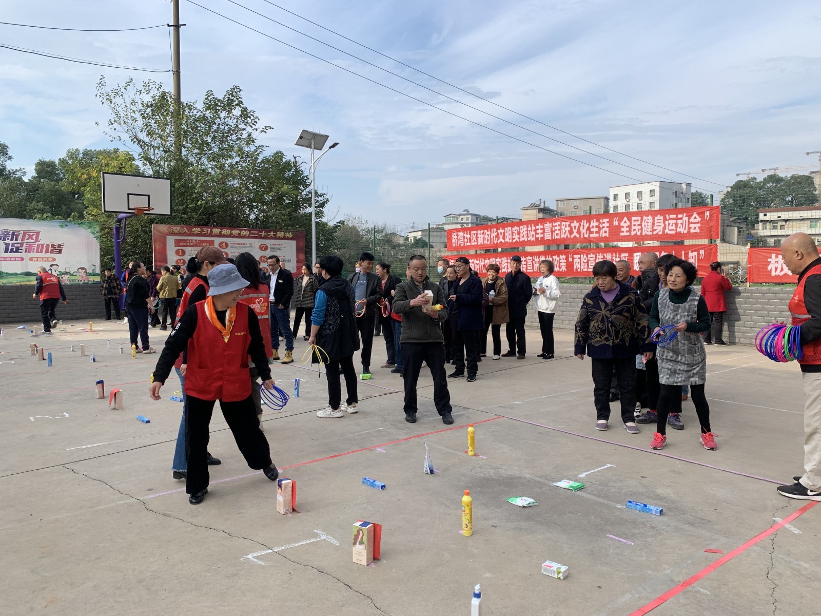 橋?yàn)成鐓^(qū)新時(shí)代文明實(shí)踐站開(kāi)展“和諧鄰里 圈住幸?！编徖锶の痘顒?dòng)