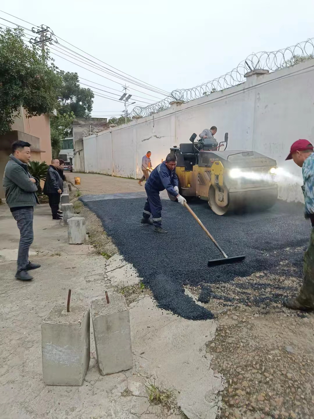 紗廠街社區(qū)：為民解憂辦實(shí)事 修繕道路暖人心