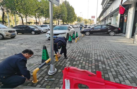 云盤社區(qū)拆除違規(guī)護欄隔離墩 消除安全隱患