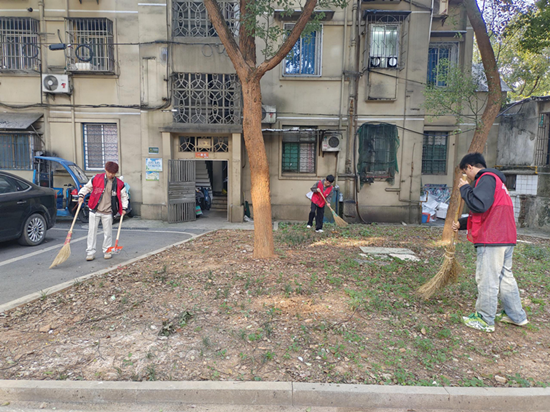 建设路街道：清理环境卫生 志愿者在行动