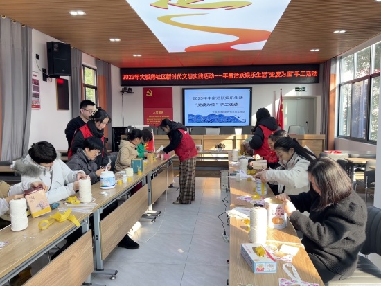 大板房社區(qū)開展生活垃圾“變廢為寶”活動