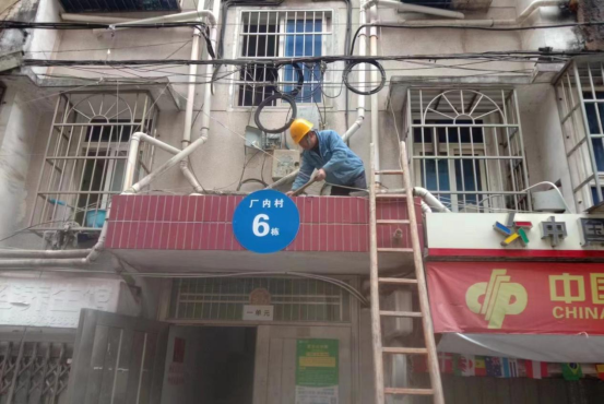 紗廠街社區(qū)為民做實事 開展樓道環(huán)境衛(wèi)生整治活動