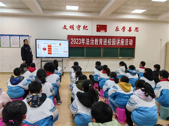 湘钢三校教育集团和平校区开展法治教育进校园讲座活动