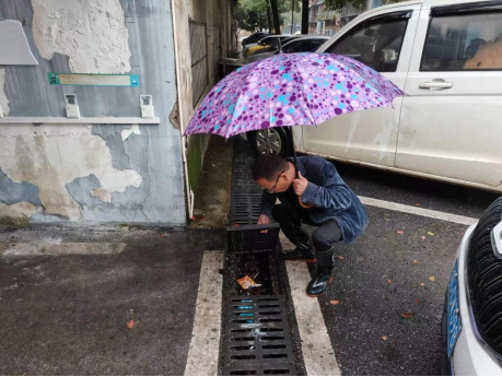 長城社區(qū)開展道路積水隱患排查