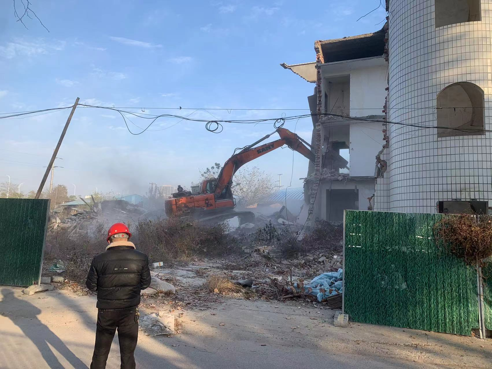 霞城街道拆除一處違法建設(shè)