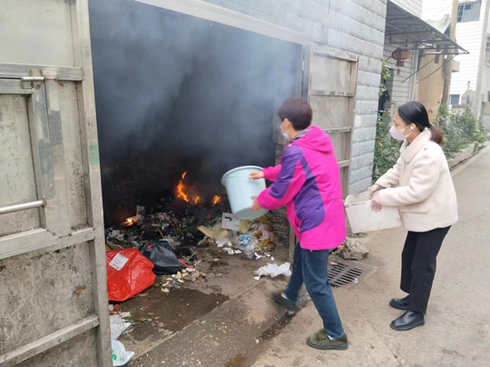 向陽社區(qū)鄰長緊急處置一起火災(zāi)隱患