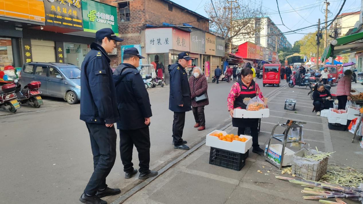 下攝司街道開展店外經(jīng)營專項整治