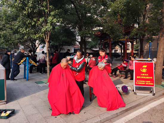 大橋社區(qū)：愛(ài)心義剪送溫暖  便民服務(wù)暖人心