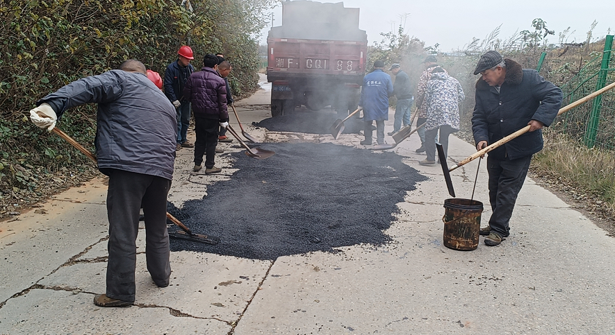 竹埠村：修补破损路面 助力群众安全出行  ​