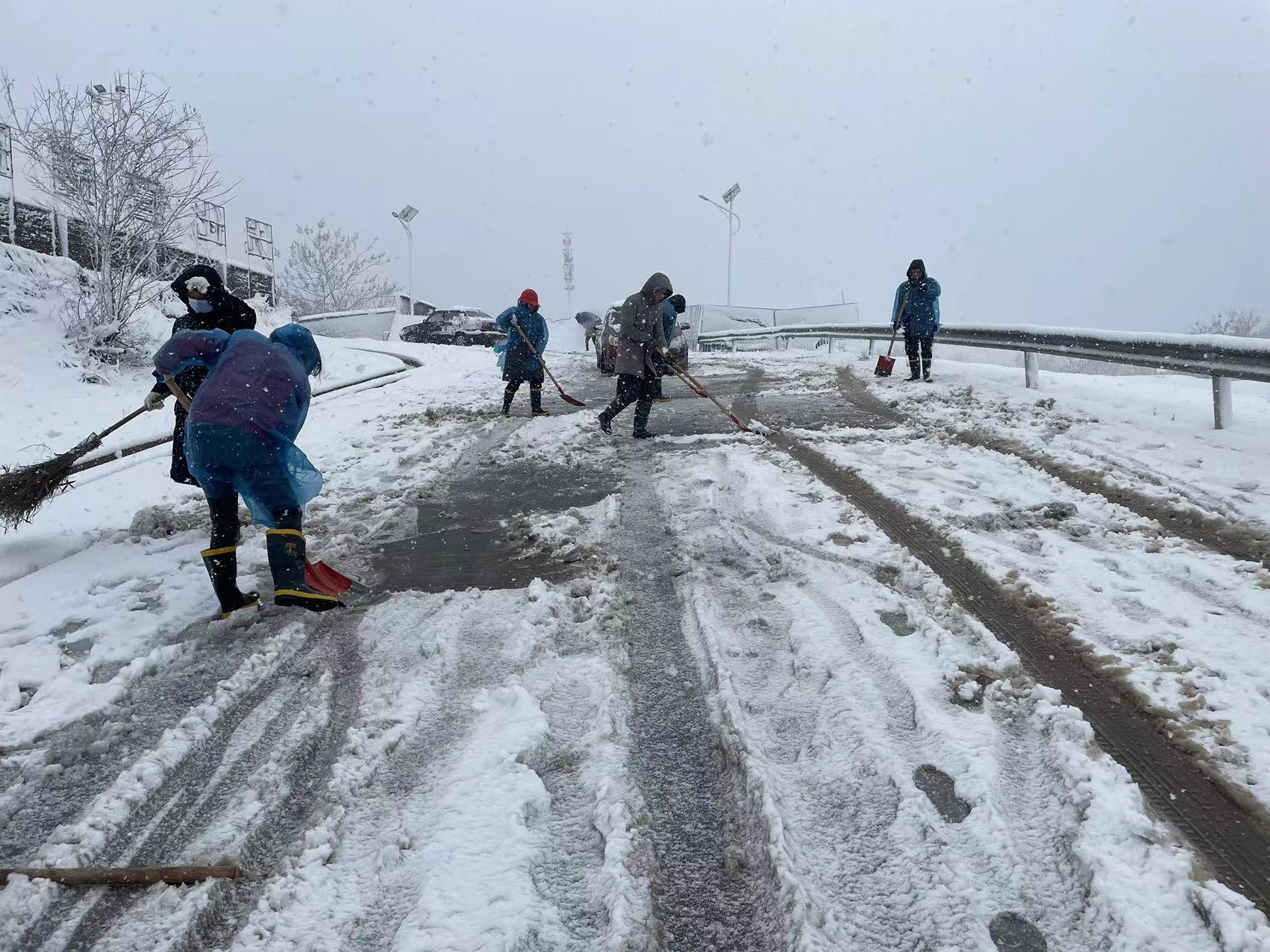 搖錢(qián)社區(qū)掃雪鏟冰 保障居民安全出行