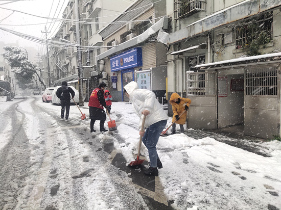 向陽社區(qū)掃雪除冰在行動(dòng) 齊心協(xié)力保暢通