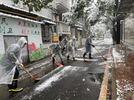 暖心護行 長城社區(qū)開展掃雪鏟冰行動