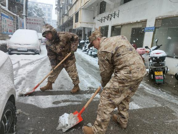 建设路街道退役军人、民兵齐上阵 扫雪除冰暖人心
