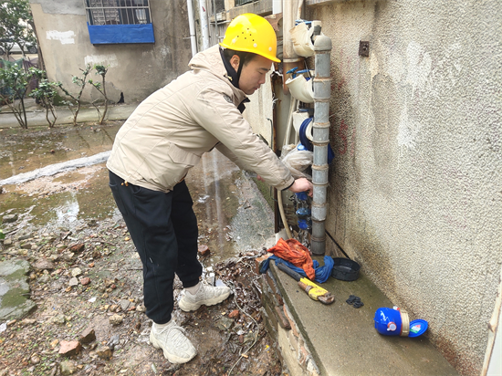 寶塔社區(qū)：全力搶修水表 保障居民用水