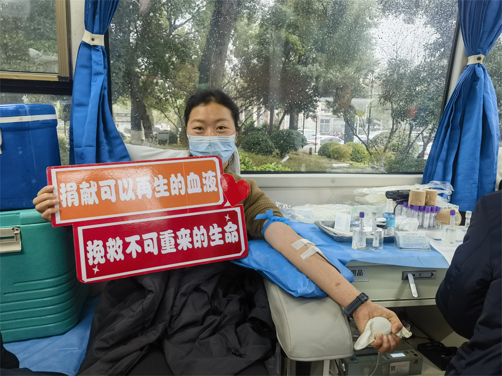 岳塘区中西医结合医院积极组织医务人员参加无偿献血活动
