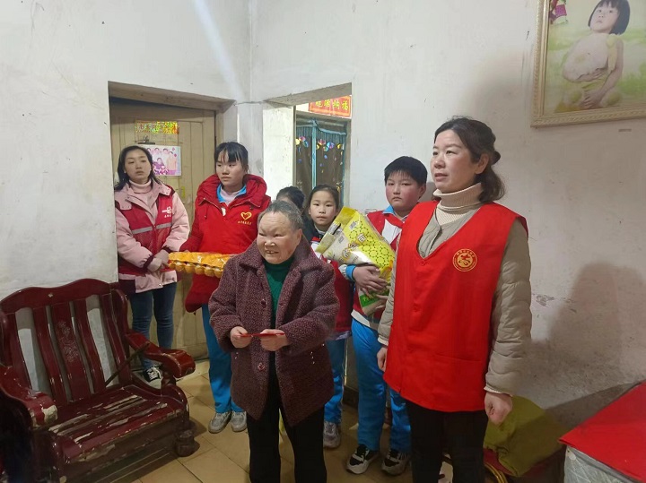 大塘社区开展情暖独居老人活动