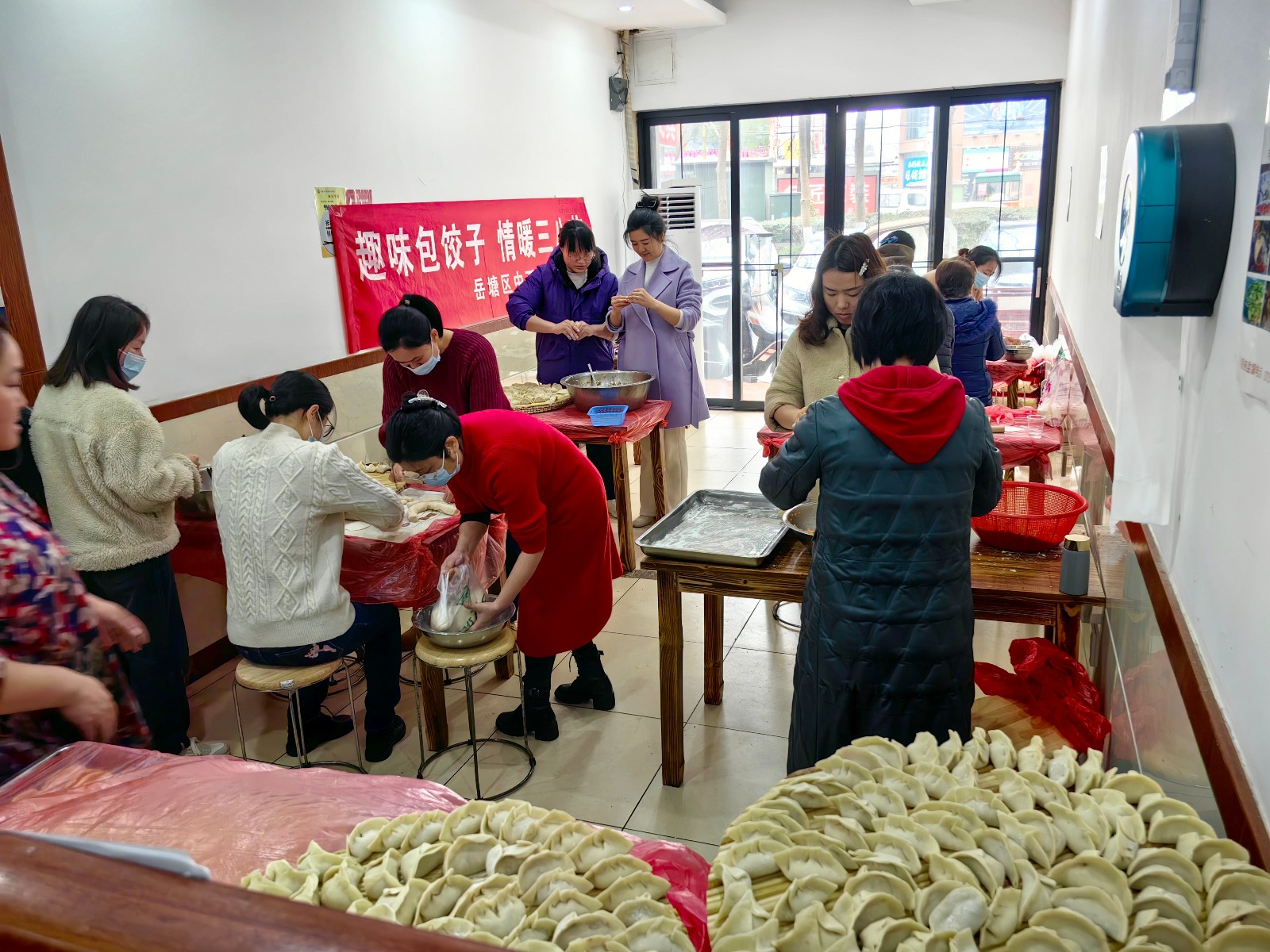 岳塘区中西医结合医院开展“趣味包饺子，情暖三八节”活动