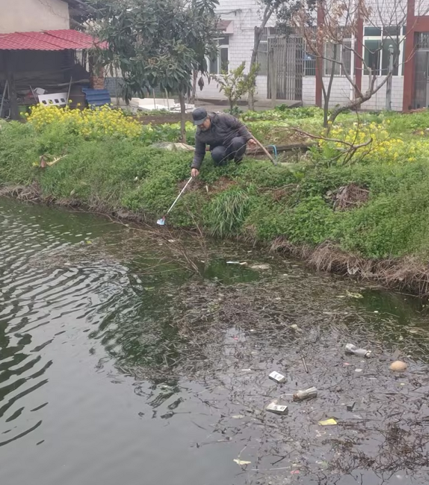 霞城街道：清理河道沟渠塘 改善水生态环境