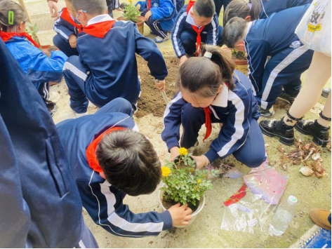栗塘社区新时代文明实践站开展“同心花园”植树节活动