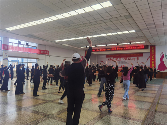 “湘吐文化，双向奔赴”——维吾尔族舞蹈走进岳塘区文体公益大课堂