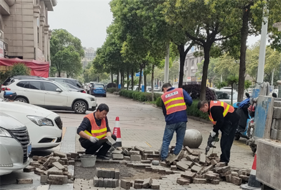 云峰社区：修复破损路面 守护居民安全出行