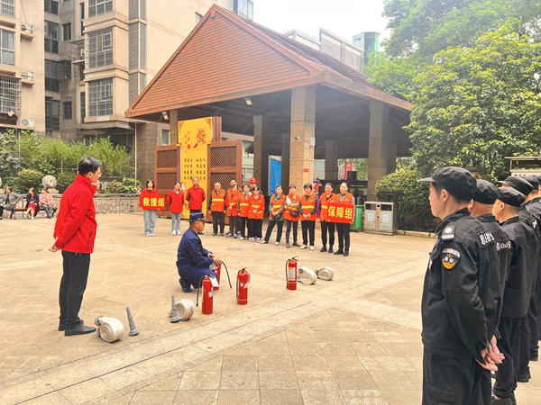 岳塘消防宣传进小区 物业员工学防火