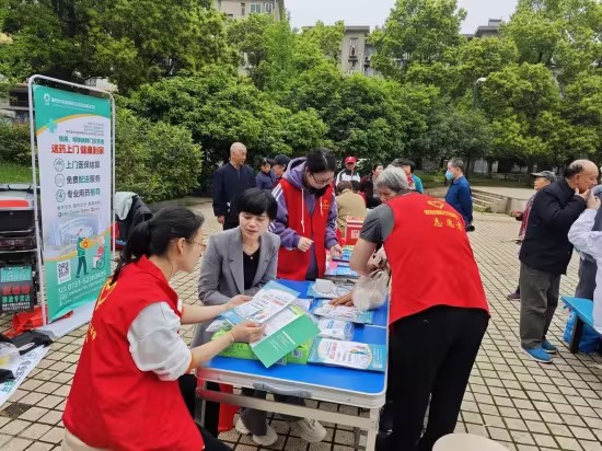 江滨社区开展爱国卫生月义诊活动