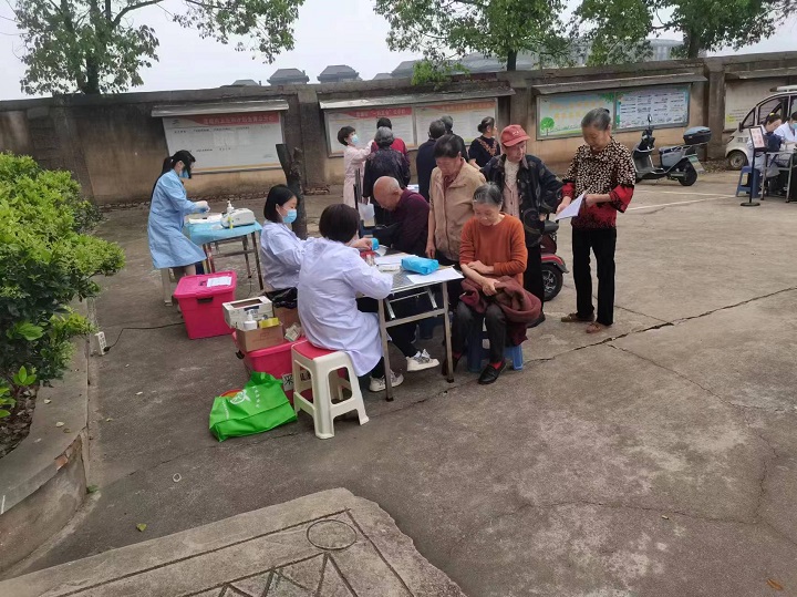 蒿塘村为辖区65岁及以上老人提供免费体检服务
