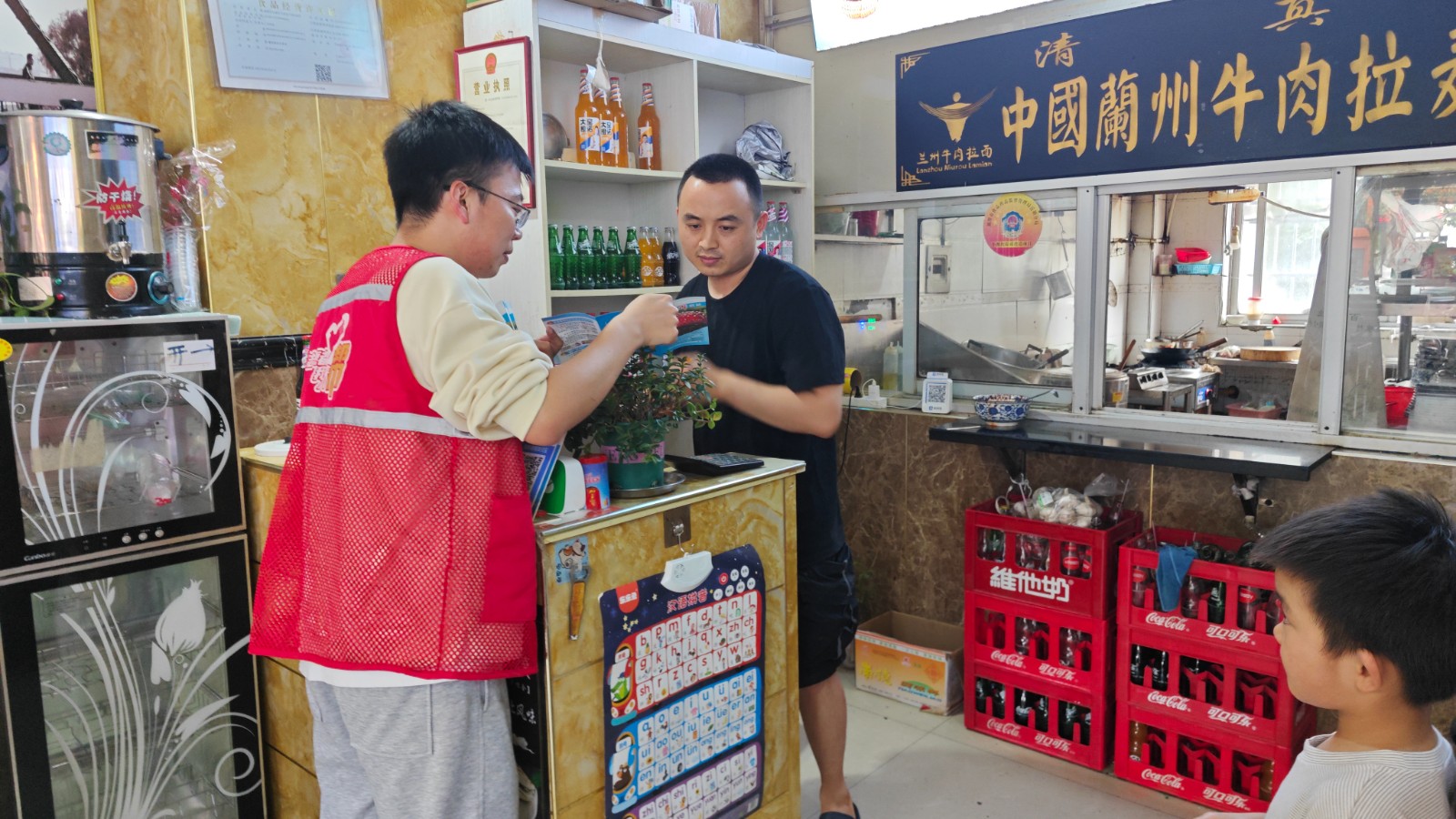 晓塘社区走访少数民族商户 开展应急安全宣传活动