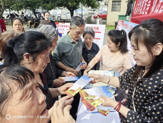 岳塘街道開展《中華人民共和國(guó)反有組織犯罪法》宣傳活動(dòng)