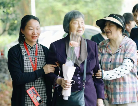 宝塔社区开展“中华民族一家亲 温情共度母亲节”主题摄影活动