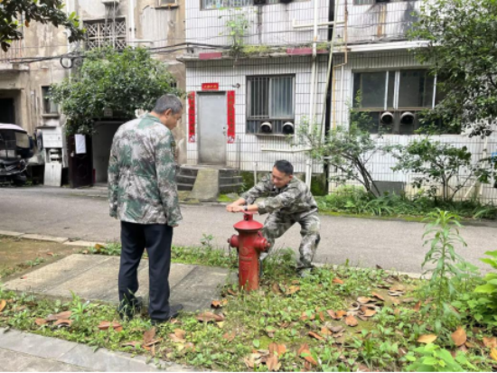江滨社区民兵协力开展消防栓安全检查