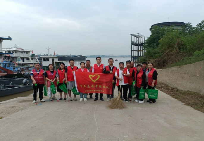 下摄司村团支部组织青年志愿者开展“保护母亲河”净滩行动