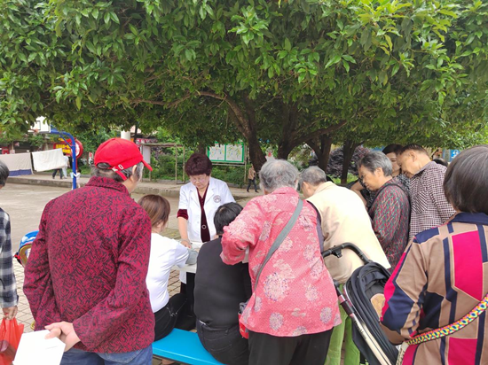 江滨社区开展“防治碘缺乏病日”宣传教育活动