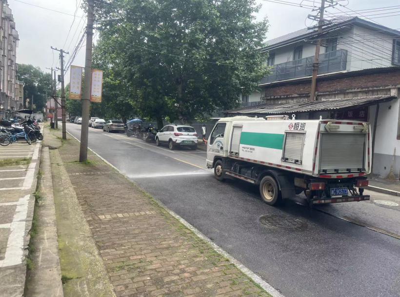 下摄司街道持续做好道路洒水降尘 助力大气污染防治