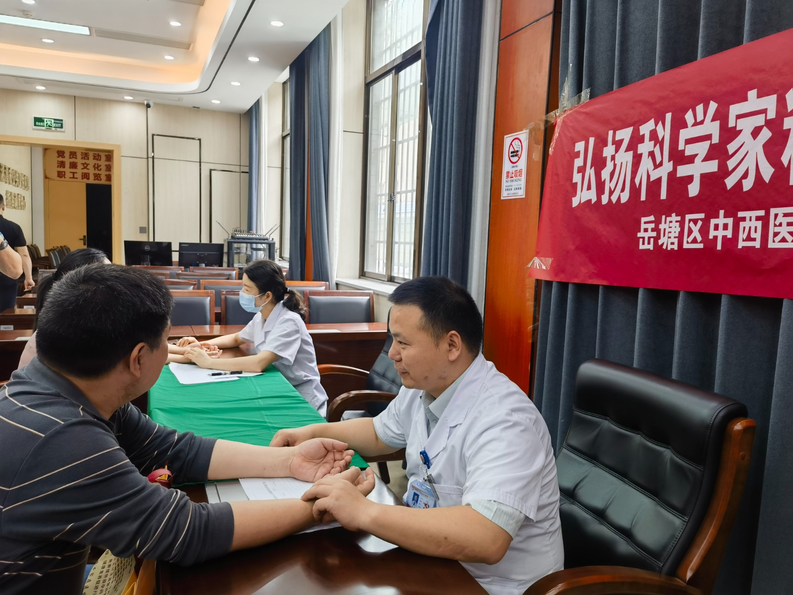 東坪建設路街道社區(qū)衛(wèi)生服務中心深入機關開展“世界家庭醫(yī)生日”宣傳活動